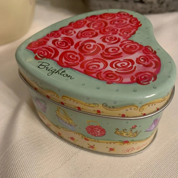 Brighton Love’s Light Candle in metal rose printed tin - Picture 6 of 7